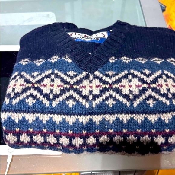 🏔️Rare 1990's Vintage Disney Ski Lodge Cream and Blue V-Neck Sweaters 100% Wool - Picture 13 of 16